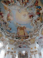 ヴィース教会内部にある美しい天井画とパイプオルガン