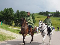 アルペ・ディ・シウジ高原で乗馬を楽しむ人たち