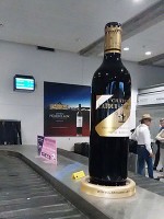 ボルドー空港の巨大ワインボトル