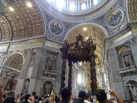 サン・ピエトロ大聖堂内。ねじれた柱の大天蓋が印象的。