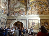 ミケランジェロは、ドゥオモのサンブリツィオ礼拝堂の「最後の審判」の壁画からインスピレーションを得たそうです。