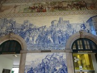 サンベント駅構内のアズレージョの壁画。ポルトの歴史が壁面タイルに表現されている。ジョアン一世関連