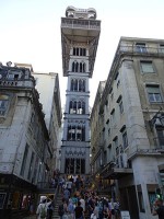 リスボン名サンタ・ジュスタのエレベータ。20世紀初頭、エッフェルの弟子の設計により建造さる。45mもの高さのクラシックな乗り物。長蛇の列、写真だけで良しとする。