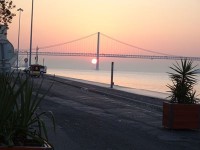 リスボンの人たちが鼻高々に言う『金門橋』。その名の通り、アメリカの向こうを張って、テージョ川にかけられている上下2段の大橋だ。昇り始めた朝日が橋脚の向こうに見える。