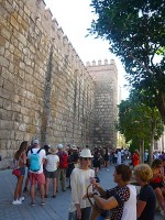 宮城前で並ぶ観光客