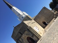 Eglise Saint-Etienne d'Ars-en-Re 白と黒の美しい尖塔を持つ教会です。