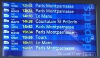 パリ行きの電車は１時間に１本程度。