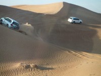 砂漠を走る四駆