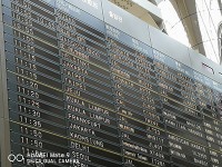 成田空港の出発フロアの掲示板