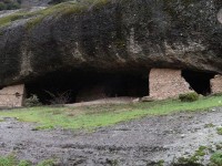岩山の洞窟