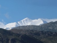 雪の積もった山が見える