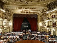 昔の劇場をそのまま活用した「世界で二番目に美しい本屋」