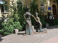 Pronya Prokopovna and Golokhvastov の像