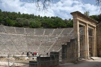 エピダウロスの古代劇場。今も使われています