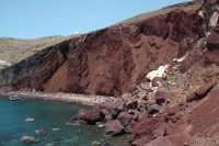 アクロティリ遺跡から少し歩くと、迫力のある赤い断崖が現れその下がレッドビーチでした