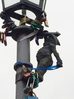 トゥムスキ橋のガス燈にいた小人「ガス燈付け」 ここにも鍵が！