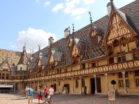 屋根の格子模様が美しいオスピス・ド・ボーヌ　15世紀に建てられた慈善施療院
