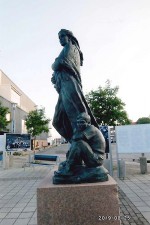 キルケネス広場に立つ像