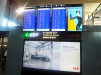 チューリッヒ空港の電光掲示板（国内線の搭乗口を確認）