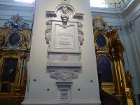 聖十字架教会、ショパンの墓標(中に心臓が埋葬されています)