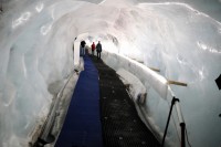 マッターホルン・グレーシャーパラダイス内・氷河の中を歩く