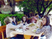 レストランのテラスでランチを楽しむハイスクールの生徒たち（モトブン・クロアチア）