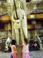 彫像と少女たち（ドブロブニク･クロアチア）