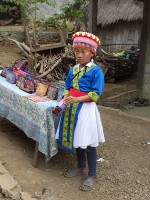 モン族の村民芸品を売る子