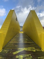 木製の黄色い歩道橋「ルフトシンゲル」