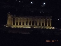 ホテルの窓から眺めたライトアップされたコンコルディア神殿