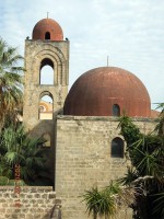 サン・ジョバンニ・デッリ・エレミティ教会。石塀の上に通路があり目の高さで見ることができます。