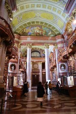 ウィーン国立図書館にて～天井まである図書たち～