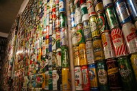 Bier & Bierliにて～ビール缶で敷き詰められている壁～
