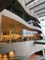 ブラックダイアモンドと呼ばれる建物の中の勉強室のようなところは外観の直線的なイメージと違い曲線的