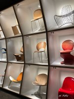 デザインセンター 壁面を被う歴代デザインの椅子