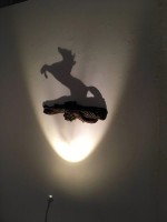 ドバイ博物館にて。浮かび上がる馬。