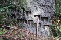 本堂隣の岩壁、窟が彫られ、仏が置かれている窟もある