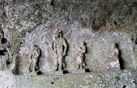 窟内部の彫り込んだ像
