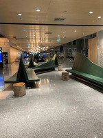 乗り継ぎのヘルシンキ空港には森をイメージしたソファが並ぶ