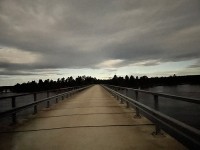 橋を挟み右がロシア、左がイナリ