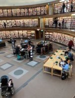 ストックホルム市立図書館：アスプルンドの1928年の建築ですが、現在でも書店や図書館建築のお手本です。市民の方々が日常的に利用している様子。