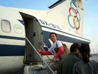 アテネ空港からサントリーニ島へ向う、オリンピック航空のプロペラ機。