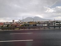 曇り空の中のベスビオ火山