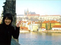 チェコ･プラハ:カレル橋から見たプラハ城と街並み