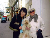 オーストリア･ウィーン:かわいい犬を連れていたオーストラリアのご婦人と記念撮影
