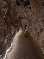 レガレイラ宮殿 / 洞窟のような地下通路