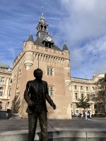 市役所とClaude Nougaro像
