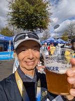 ゴール後提供されたビールを楽しむ（ノンアルコール）