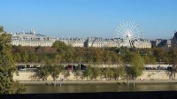 チェイルリー公園の観覧車と、サクレクール寺院