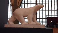 オルセーのマスコット、シロクマ、作者名がポンポンさん。名がポンポンさん。